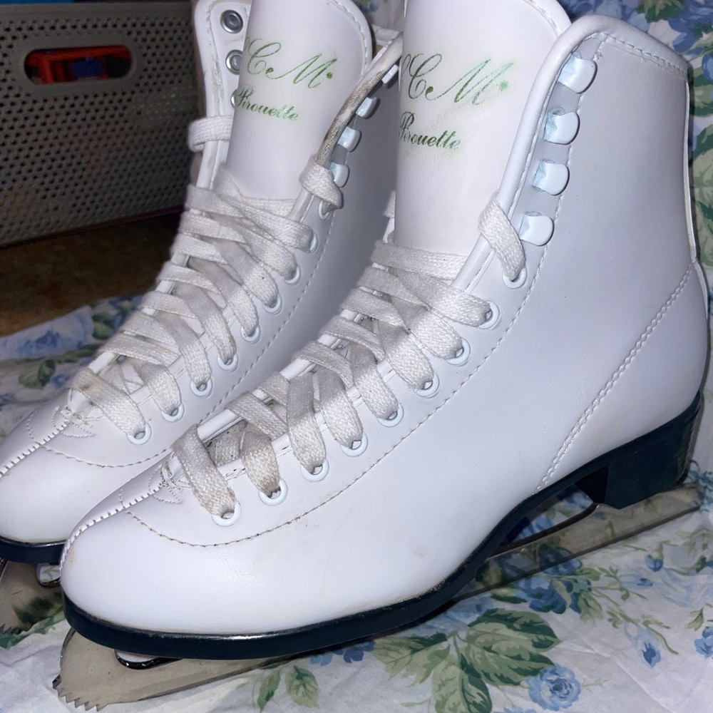 CCM Pirouette Figure Canadian Ice Skates White Size:  8 Women’s